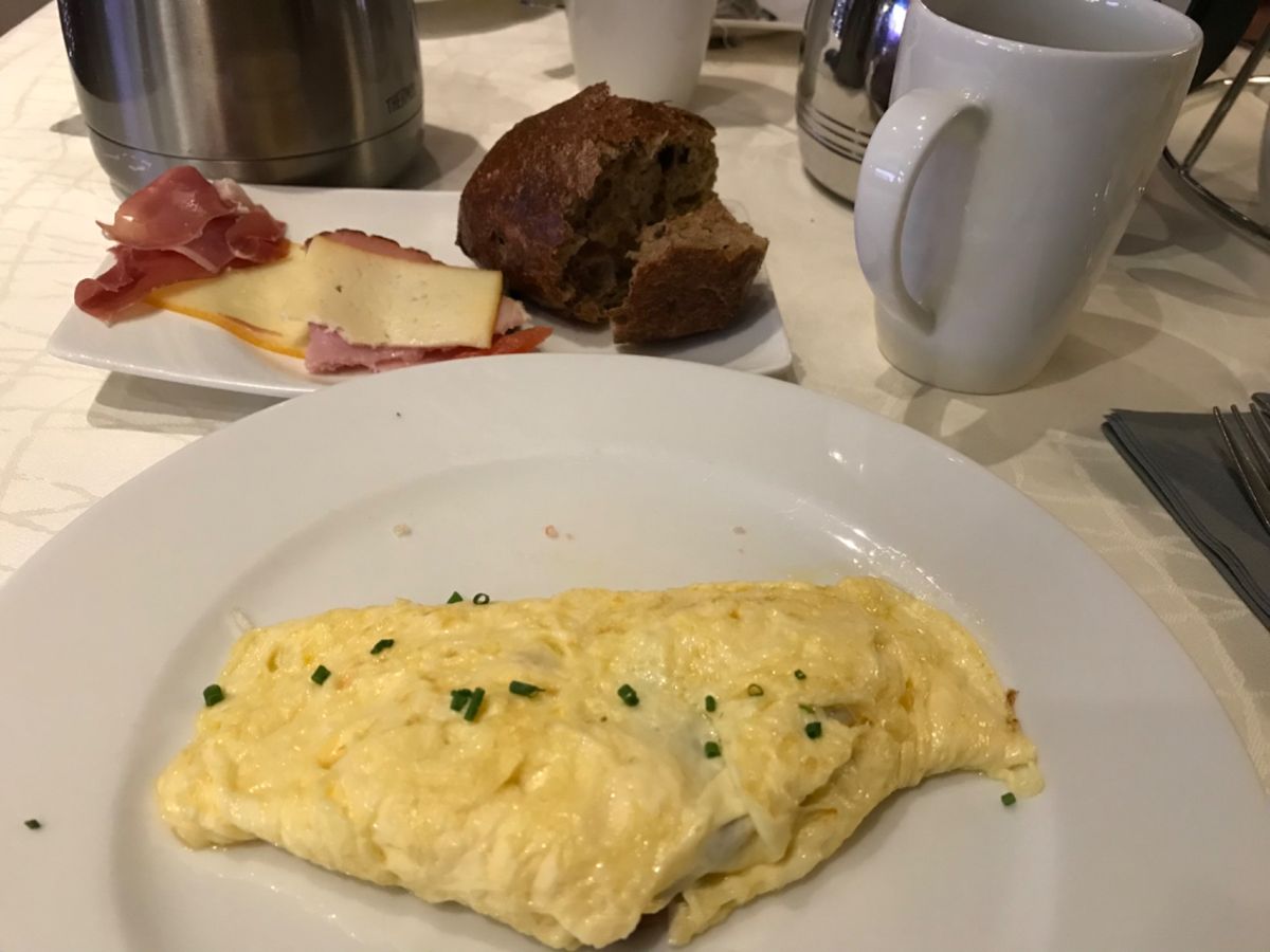 レストラン
夜はビュッフェスタイル
朝は私たちの泊まった部屋はオーダー式の...