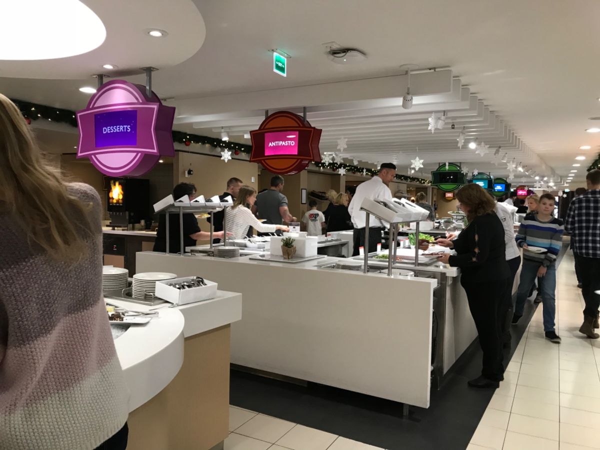 レストラン
夜はビュッフェスタイル
朝は私たちの泊まった部屋はオーダー式の...