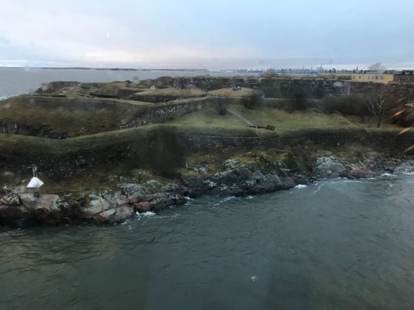 スウェーデン・ヘルシンキ「ストックホルムからヘルシンキへ　船の旅」の写真：船の窓から見えたスオメリンナの要塞