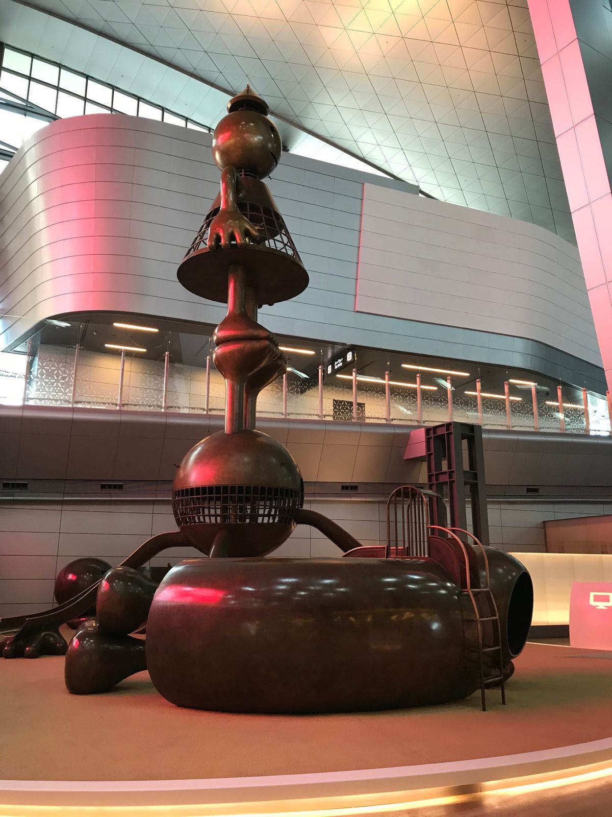 近代的でユニークなドーハ　ハマド国際空港。
とても広いので空港の中だけでも...