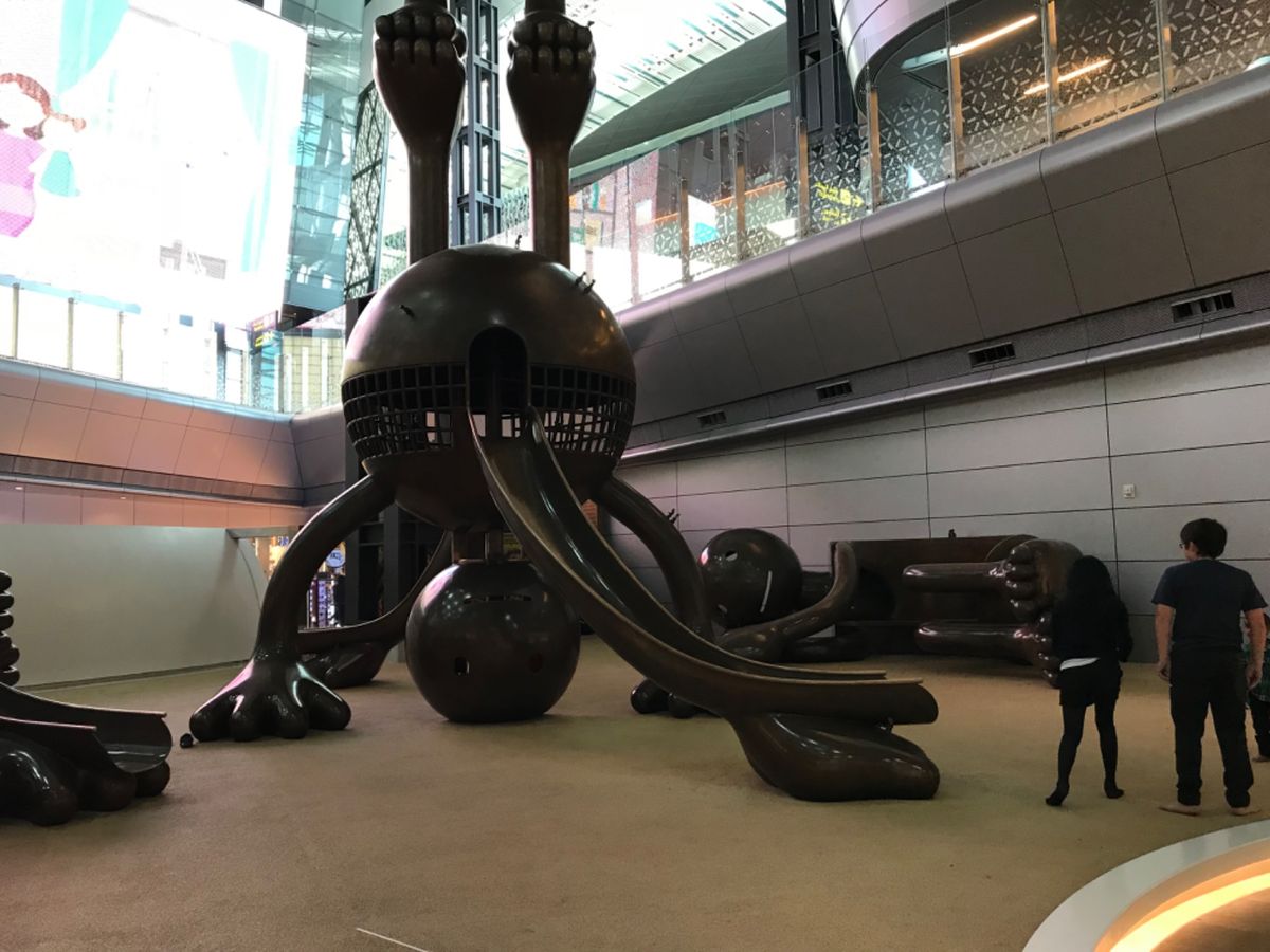 近代的でユニークなドーハ　ハマド国際空港。
とても広いので空港の中だけでも...