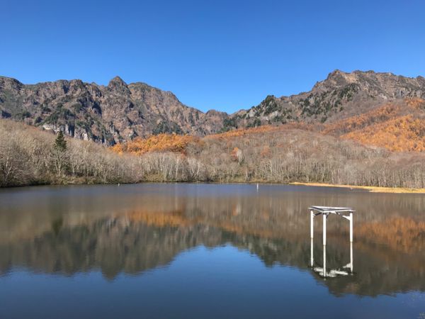 日本・長野市「長野県　戸隠で紅葉と蕎麦」の写真：戸隠の鏡池
名前通りに湖面が鏡となって紅...