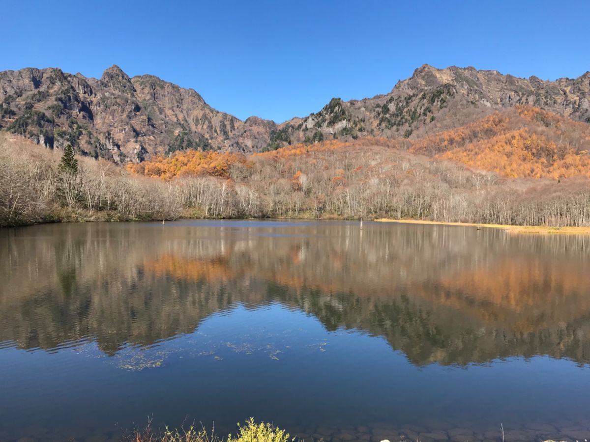 戸隠の鏡池
名前通りに湖面が鏡となって紅葉を写し出していました。