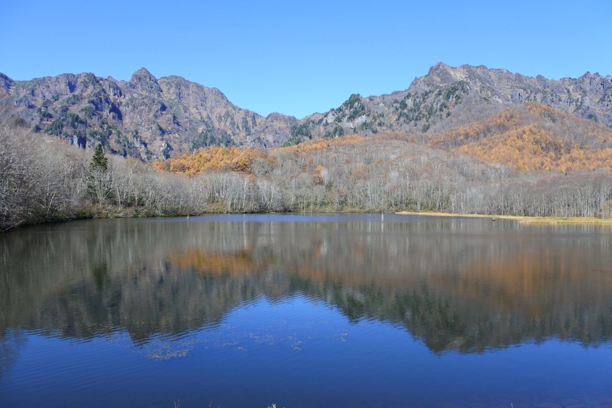 戸隠の鏡池
名前通りに湖面が鏡となって紅葉を写し出していました。
