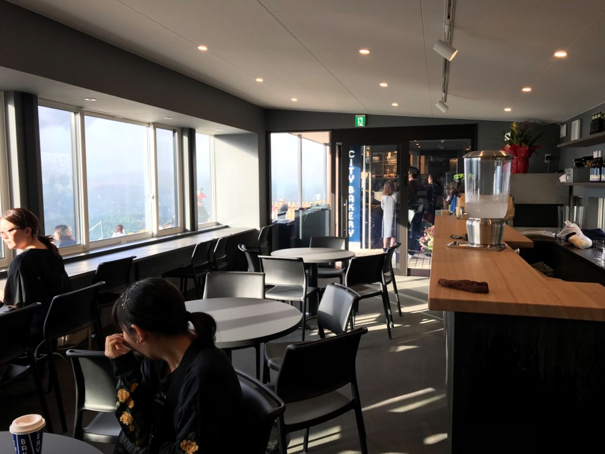 美味しいパンも買って食べることができます。