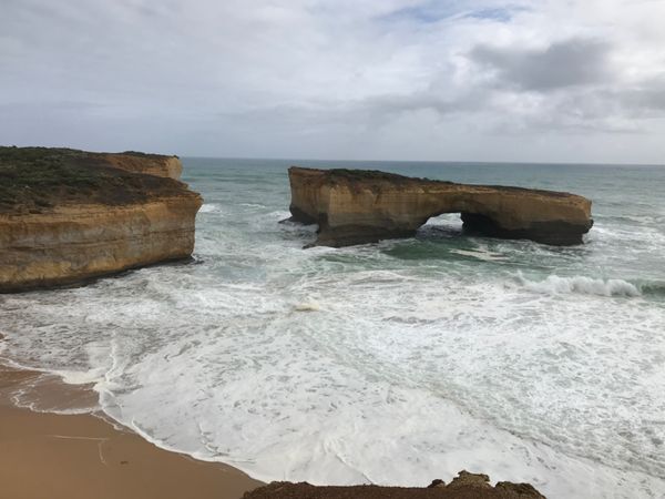 オーストラリア連邦・メルボルン「オーストラリア　グレートオーシャンロード　ドライブの旅」の写真：ロンドンブリッジ
時を経て風化して橋の真...