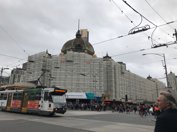 メルボルン「オーストラリア　メルボルンを訪れて」の写真：有名なフリンダーストリート駅が修復中で見...