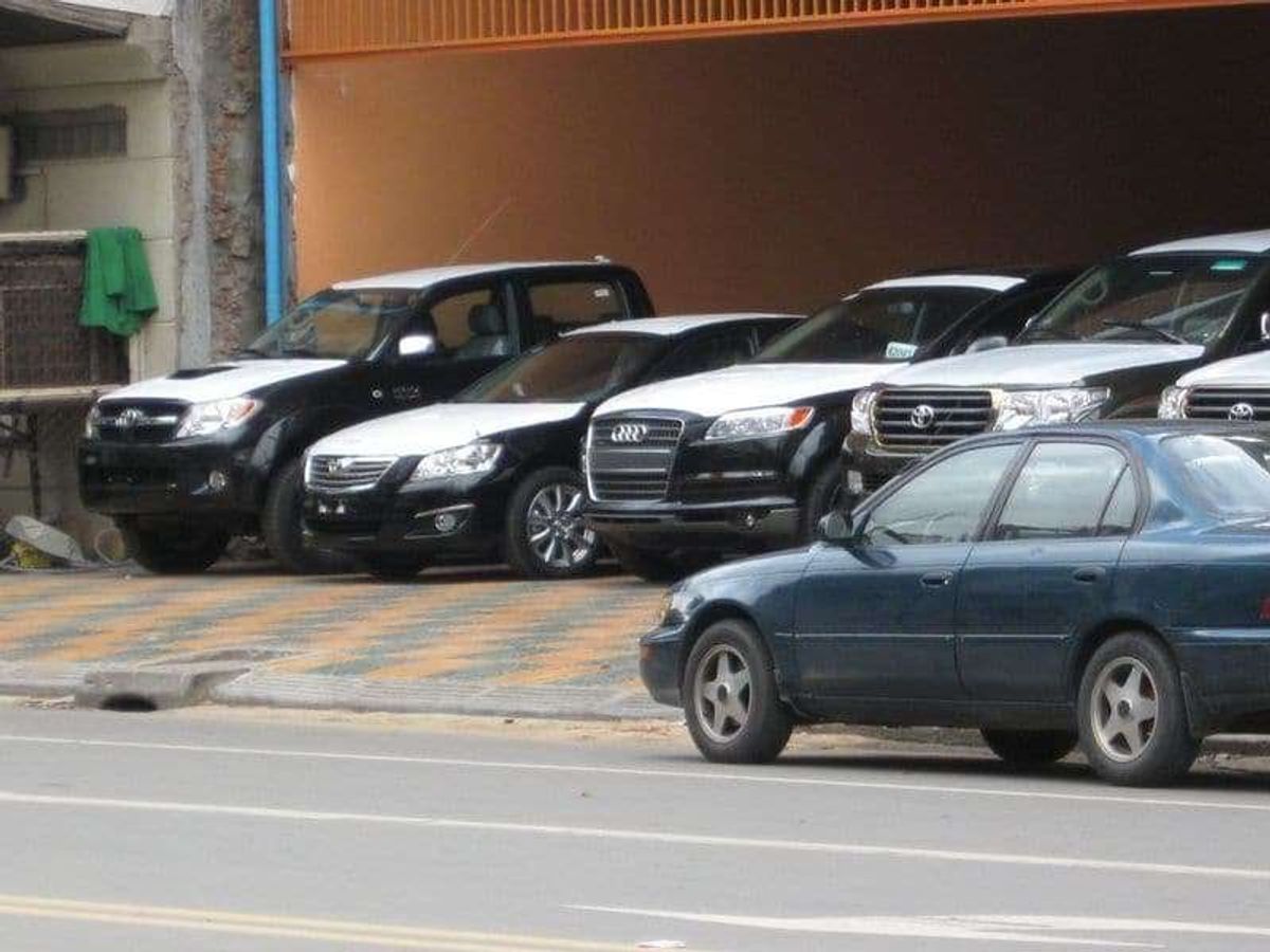 高級外車を売るディーラー。
貧富の差は拡大する。

