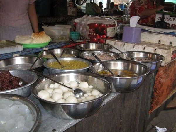 カンボジア・プノンペン「2008年 カンボジア 首都プノンペン~ベトナム国境の街バベット」の写真:マーケット内の地元スイーツ屋さん。
安く...