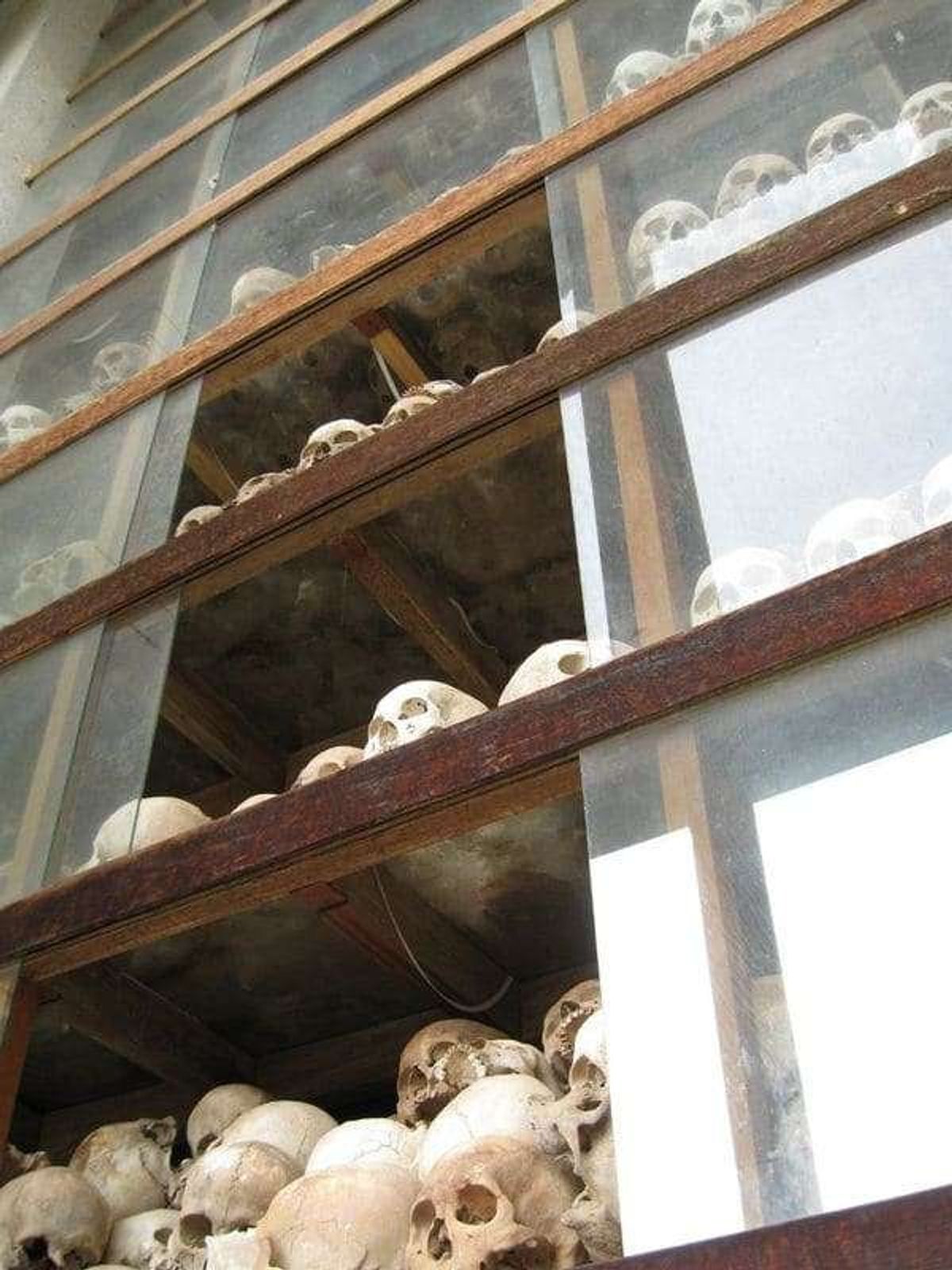 ポルポト派クメール・ルージュの犠牲者の頭が高く積んであります