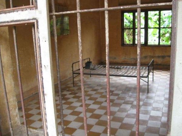 カンボジア・プノンペン「2008年 カンボジア 首都プノンペン~ベトナム国境の街バベット」の写真:学校が収容所に
教室が拷問部屋に