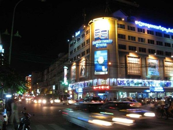 カンボジア・プノンペン「2008年 カンボジア 首都プノンペン~ベトナム国境の街バベット」の写真:メインストリートの夜
