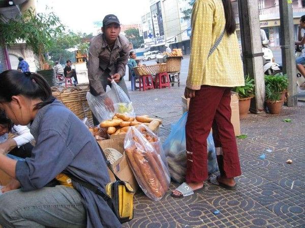 カンボジア・プノンペン「2008年 カンボジア 首都プノンペン~ベトナム国境の街バベット」の写真:朝のパン屋。
売り歩きの準備中