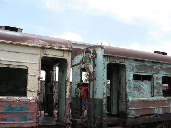 カンボジア・プノンペン「2008年 カンボジア 首都プノンペン~ベトナム国境の街バベット」の写真:長期運休中の鉄道駅で遊ぶ子供達