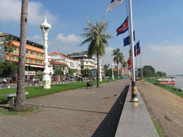 カンボジア・プノンペン「2008年 カンボジア 首都プノンペン~ベトナム国境の街バベット」の写真:王宮前の公園とメコン川(トンレ・サップ川)