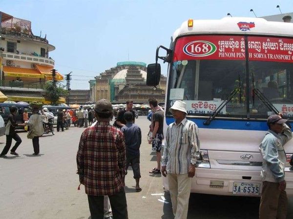 カンボジア・プノンペン「2008年 カンボジア 首都プノンペン~ベトナム国境の街バベット」の写真:バスでバベットへ移動