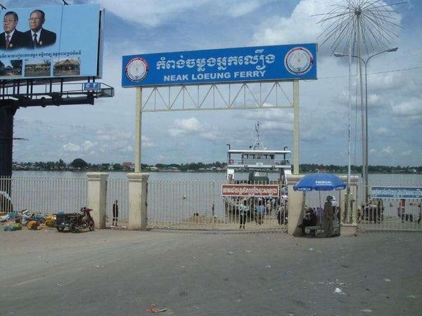 カンボジア・プノンペン「2008年 カンボジア 首都プノンペン~ベトナム国境の街バベット」の写真:橋がないのでフェリーで渡る。
その間物乞...