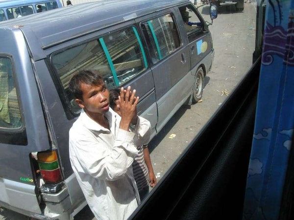 カンボジア・プノンペン「2008年 カンボジア 首都プノンペン~ベトナム国境の街バベット」の写真:盲目の物乞い。
他には両手の指がない少女...