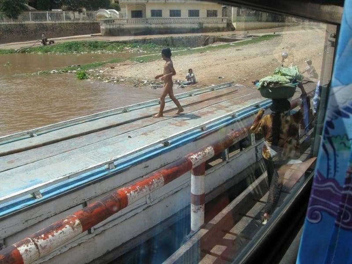 川で遊ぶ子供達

