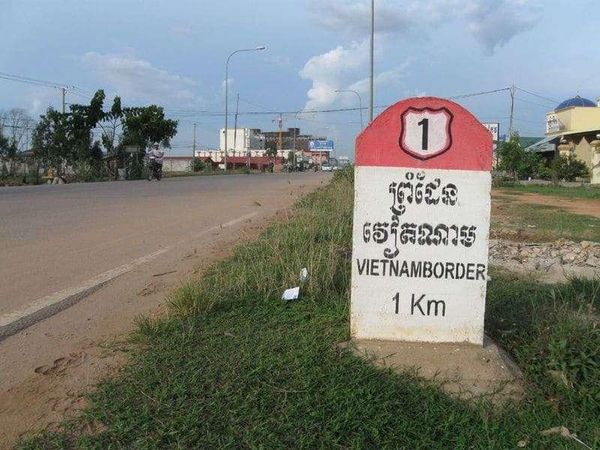 カンボジア・プノンペン「2008年 カンボジア 首都プノンペン~ベトナム国境の街バベット」の写真:ベトナムまであと1キロ