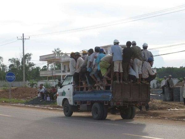 カンボジア・プノンペン「2008年 カンボジア 首都プノンペン~ベトナム国境の街バベット」の写真:仕事帰りです