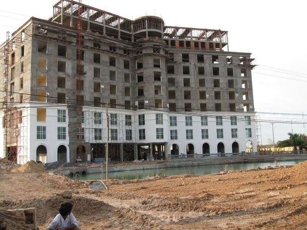 カンボジア・プノンペン「2008年 カンボジア 首都プノンペン~ベトナム国境の街バベット」の写真:建設中のカジノホテル
こんなのが5軒ほど...