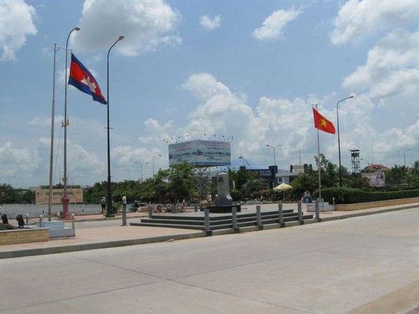 カンボジア・プノンペン「2008年 カンボジア 首都プノンペン~ベトナム国境の街バベット」の写真:徒歩で国境を渡りベトナムへ入国。