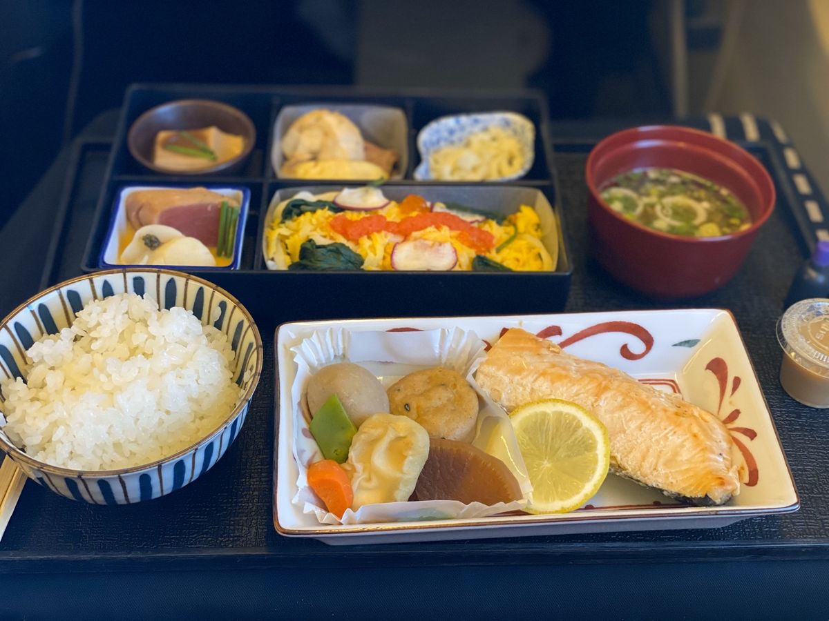 翌朝ABCで買った塩ラーメンを食べる。Uberを呼んで空港に向かう（ハワイ...