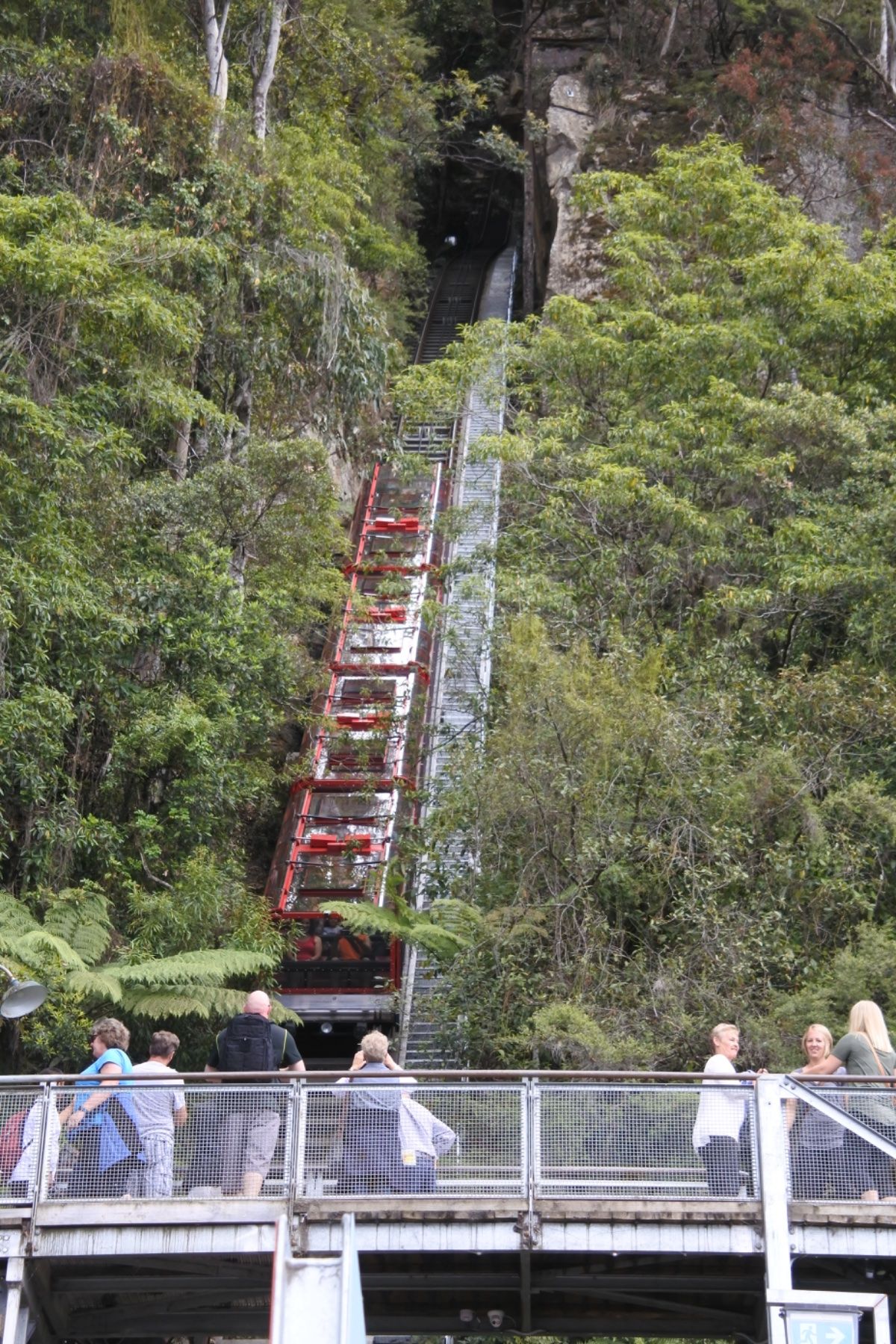 スリル満点のケーブルカー
ジェットコースター並みに物凄い角度で降りていきます。