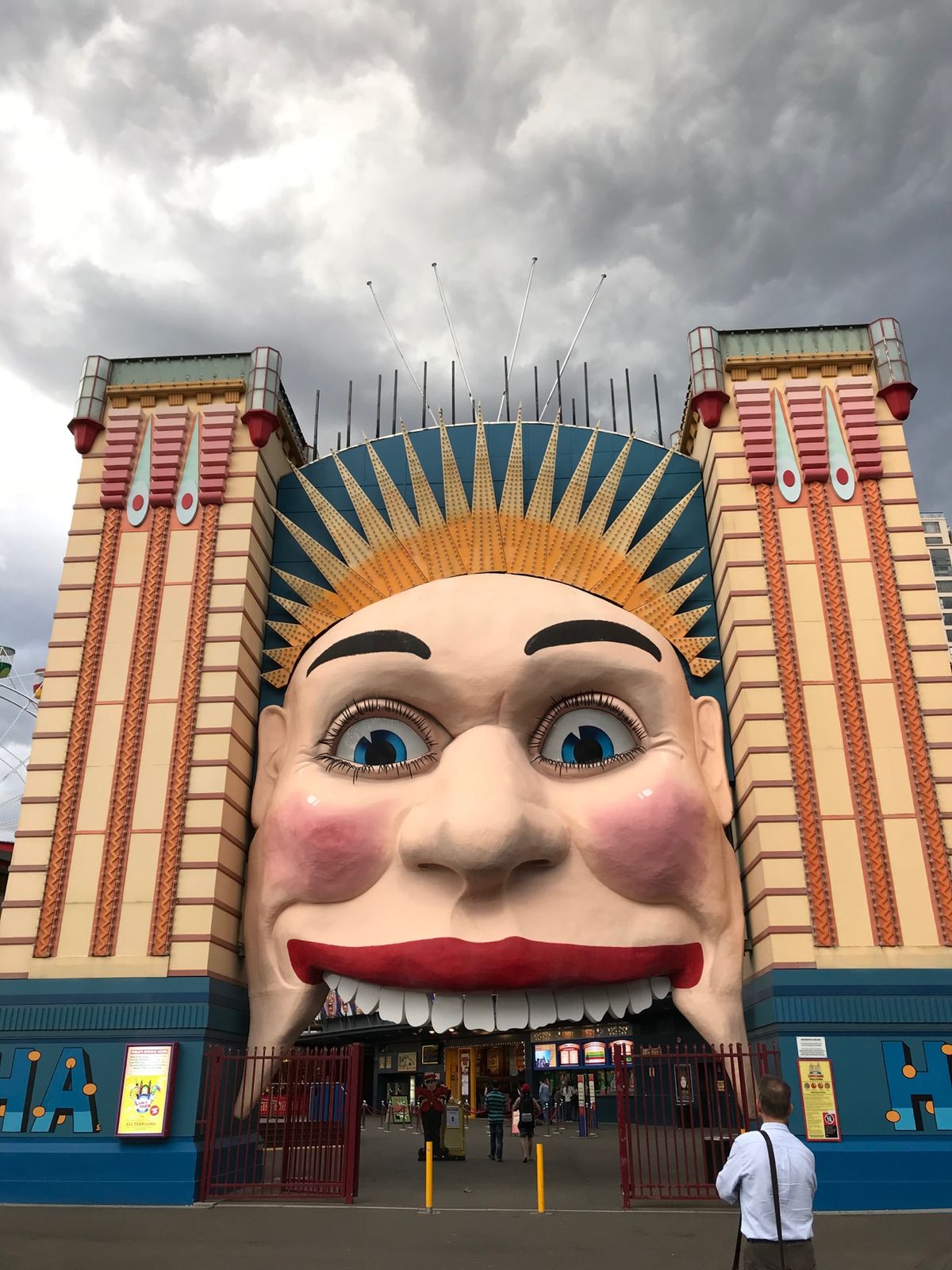 ルナパーク
メルボルンのルナパークよりも入り口がかわいい。
どことなくノス...