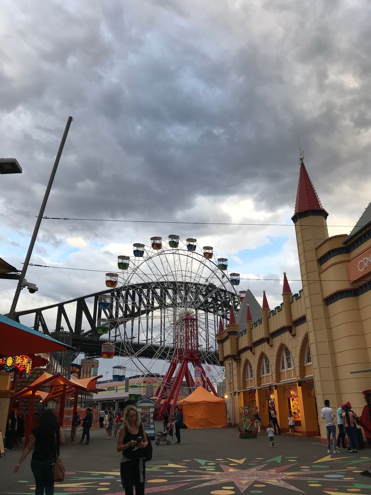 ルナパーク
メルボルンのルナパークよりも入り口がかわいい。
どことなくノス...