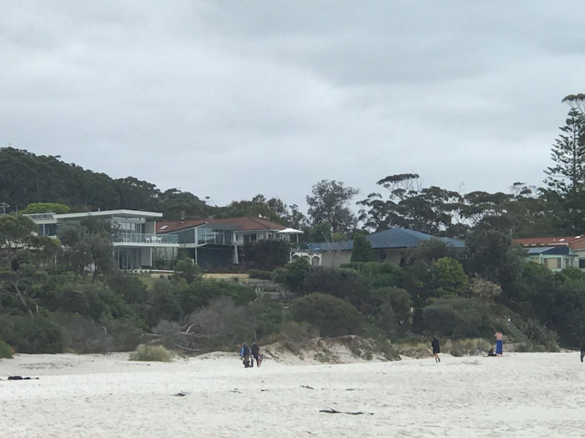 ハイムスビーチ
シドニーから車で3時間弱かけて到着。
かなり真っ白な砂浜。...