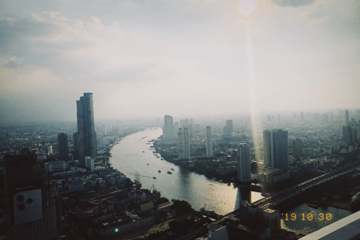 大理石の寺（名前忘れたw）とチャオプラヤー川
ドナルド🍟は合掌スタイル🙏...