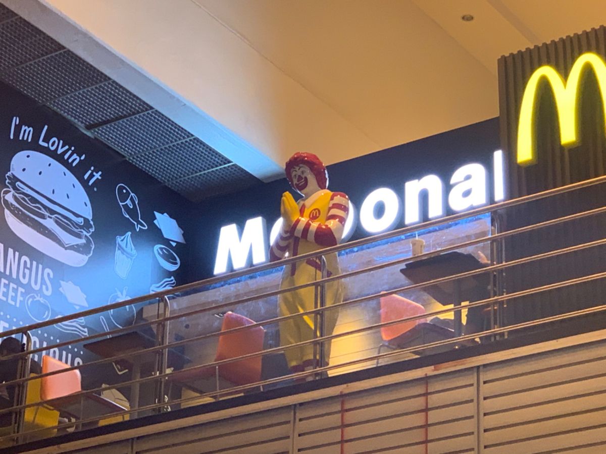 大理石の寺（名前忘れたw）とチャオプラヤー川
ドナルド🍟は合掌スタイル🙏...