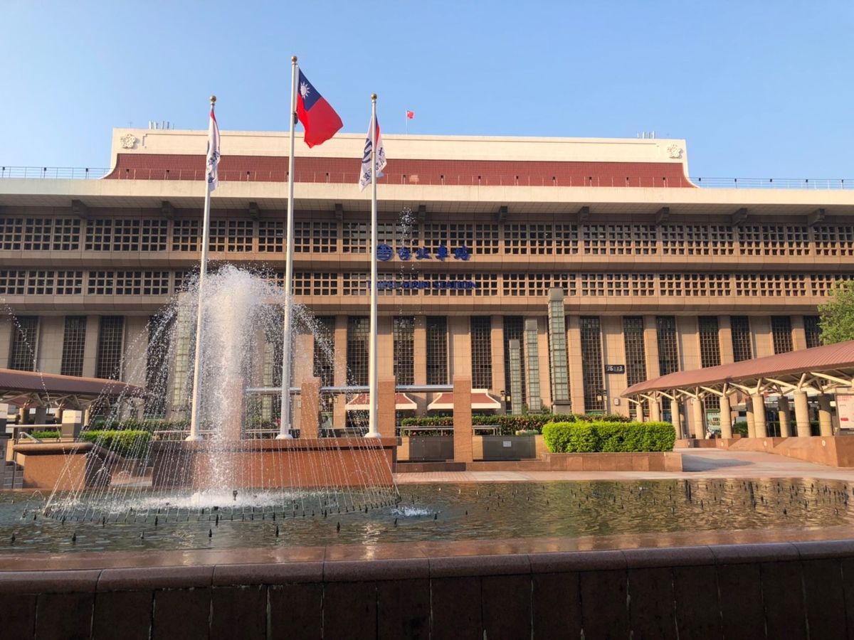 台北駅前に宿泊。コスモスホテル、いろいろ便利でした。

街の至る所に台湾の...