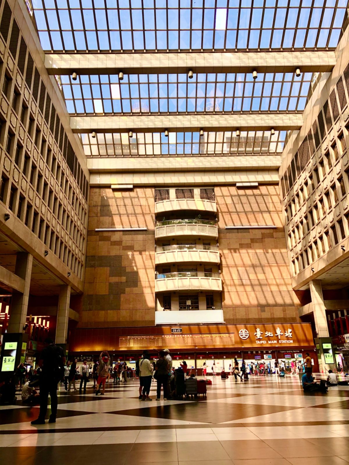 台北駅前に宿泊。コスモスホテル、いろいろ便利でした。

街の至る所に台湾の...