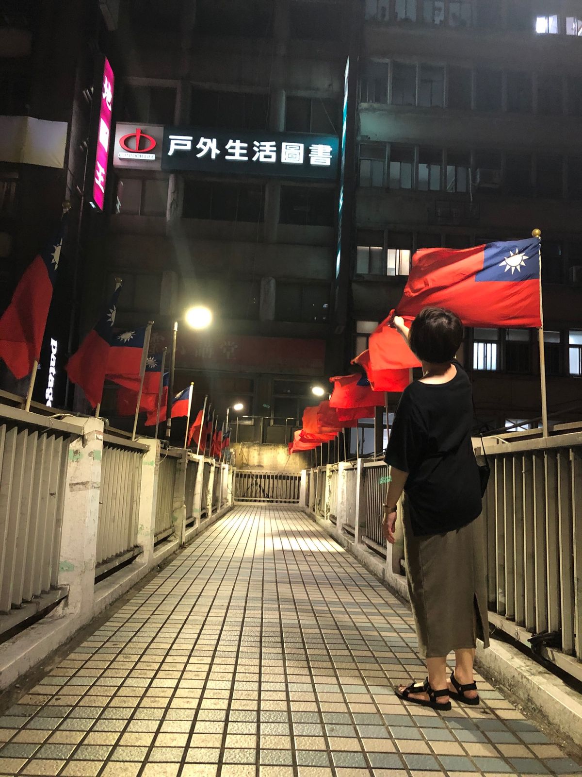 台北駅前に宿泊。コスモスホテル、いろいろ便利でした。

街の至る所に台湾の...