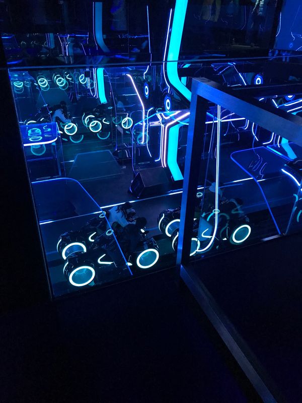 中国・上海「上海ディズニーに夢を求め……」の写真：上海ディズニーのトロン、めちゃくちゃおス...