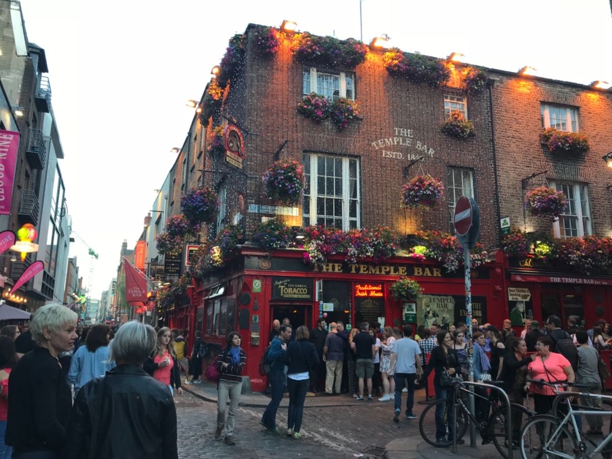 ギネスビールの泡がクリーミー！
世界で最も美しい図書館を見るならダブリン大学に。