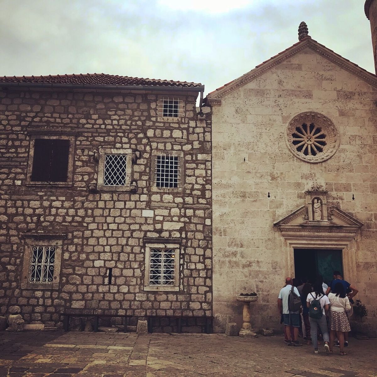 コトルは山からの絶景が有名だが、時間がなく、断念。建造物だけでもヨーロッパ...