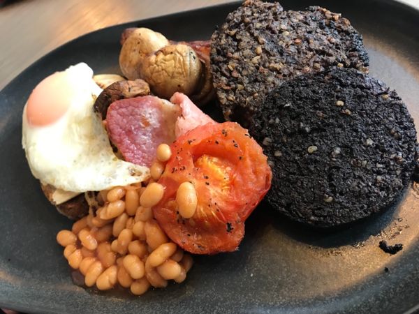 エディンバラ「エディンバラ、スコットランド🏴󠁧󠁢󠁳󠁣󠁴󠁿」の写真：豚とか羊の血とか内臓とかのソーセージ。
...