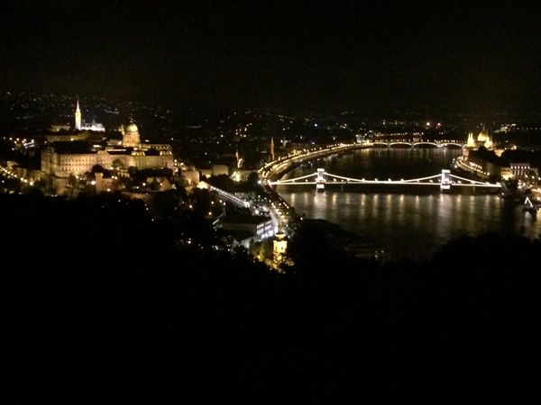 ハンガリー・ブタペスト「ハンガリー3泊5日」の写真：建国記念日にドナウ川の夜景の中に上がる花...