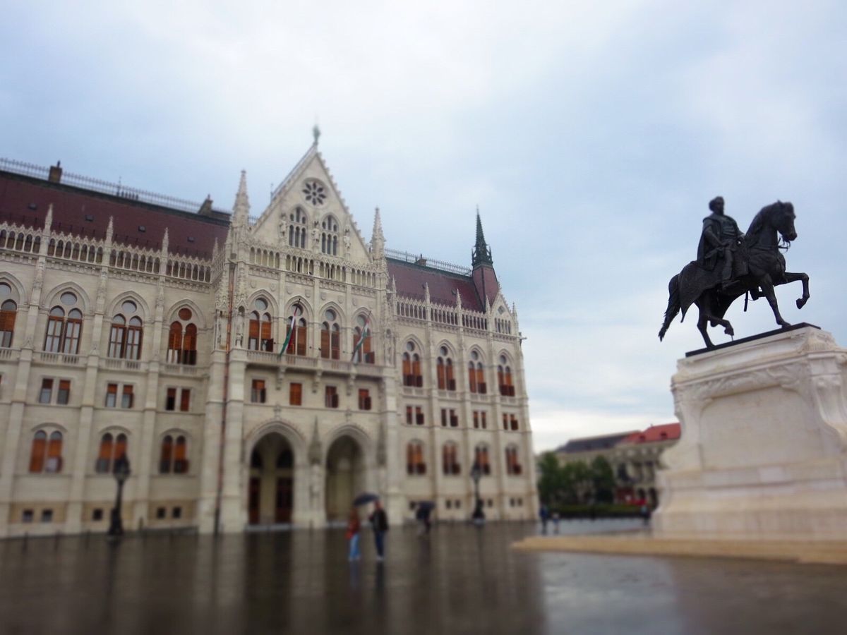 建国記念日にドナウ川の夜景の中に上がる花火は美しく、幻想的な景色です✨
こ...