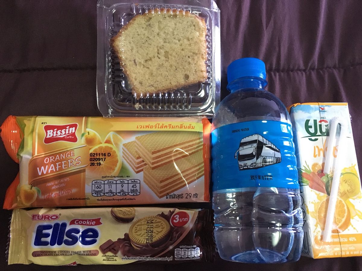 バンコク→マハサラカム
おやつと軽食付き夜行バスで移動🚍
ピンク色の派手派...