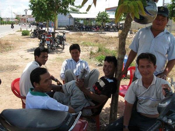 ベトナム・ホーチミン「2008年 ベトナム　ホーチミン散策」の写真：モックバイの人々。休憩中でしょうか？