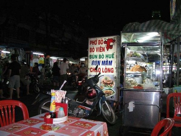 ベトナム・ホーチミン「2008年 ベトナム　ホーチミン散策」の写真：屋台で夕食。