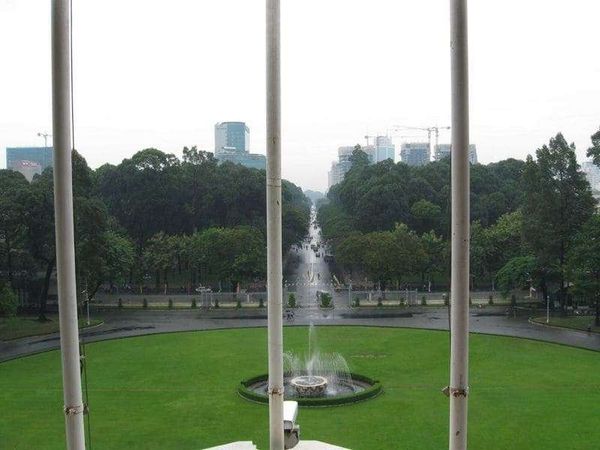 ベトナム・ホーチミン「2008年 ベトナム　ホーチミン散策」の写真：統一会堂から街を見る
ここの陥落でベトナ...