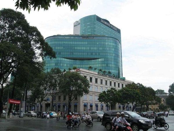 ベトナム・ホーチミン「2008年 ベトナム　ホーチミン散策」の写真：立派なビルばかりです。

