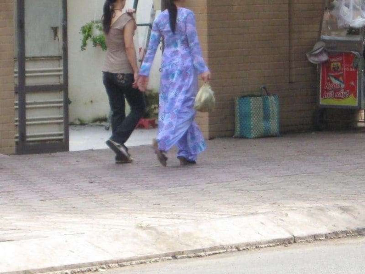 アオザイを着て歩く女性

