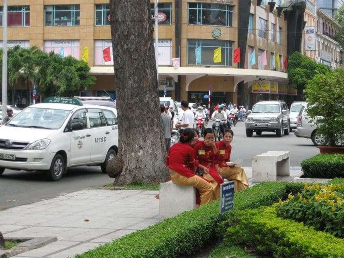 昼休憩中のショッピングモールの店員さん